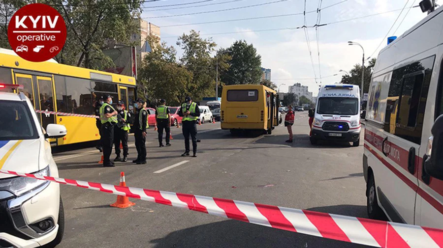 У Києві маршрутка на переході збила людей: є загибла і постраждалі
