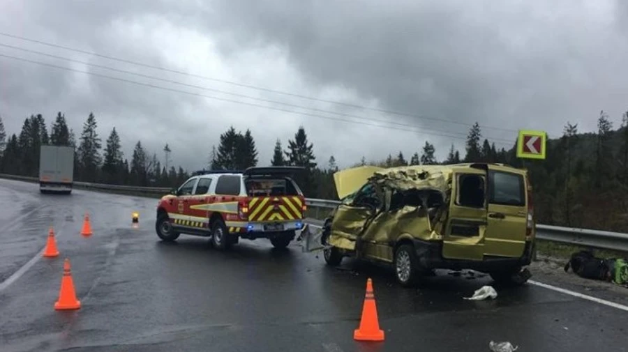 На Львовщине столкнулись грузовик и микроавтобус: 4 погибших