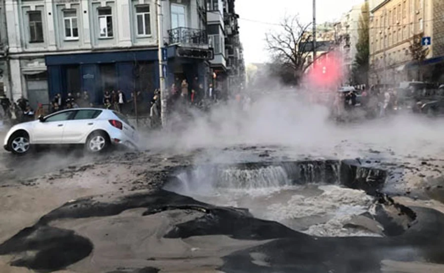 Поблизу Олімпійської прорвало трубу: автівки попливли в окропі