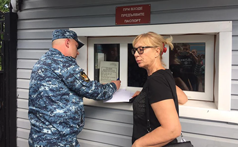 Денисову не пустили к Карпюку