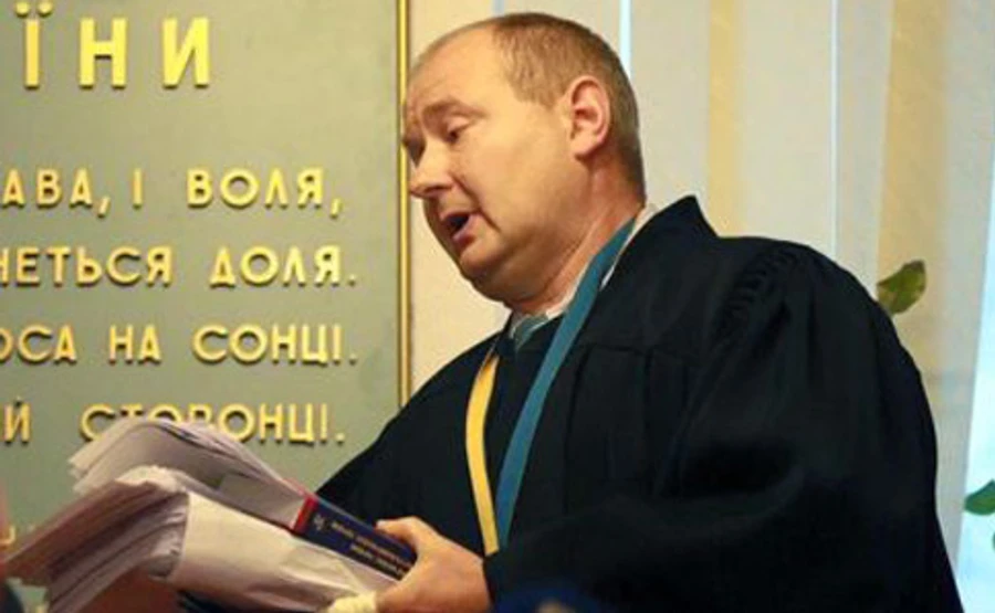 Суд арештував квартиру й авто судді Чауса, а землю і авто матері не чіпав