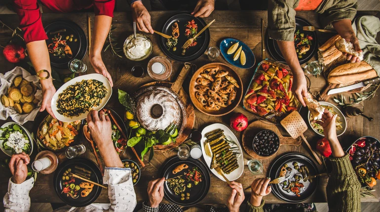 6 советов, как не отравиться на праздники: что надо знать перед застольем