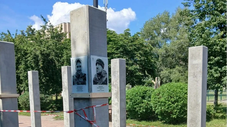 Бордюр, который перевернули и поставили: в Киеве критикуют Аллею Героев из бетонных столбов