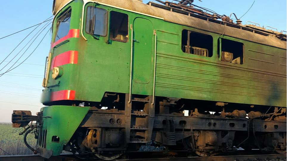 РФ вдарила безпілотником по електровозу на Дніпропетровщині