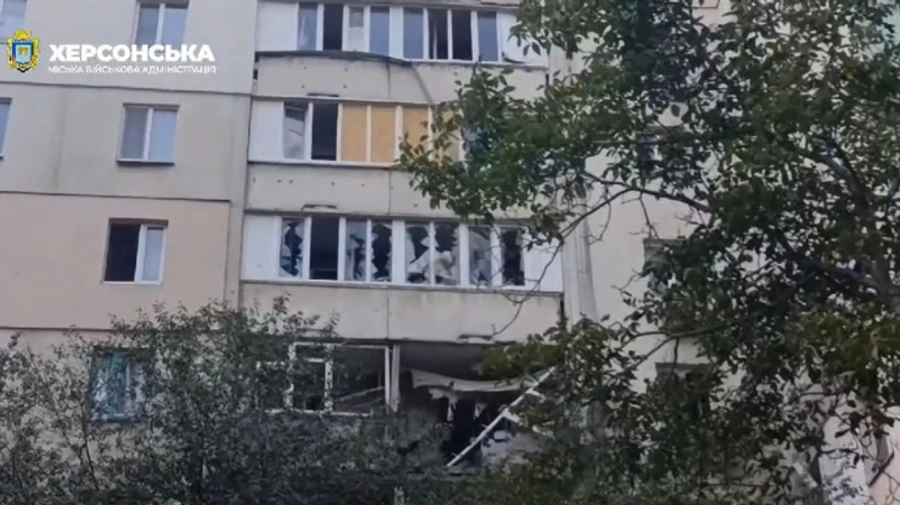 Russians strike apartment building in Kherson, seriously injuring 16-year-old girl – video
