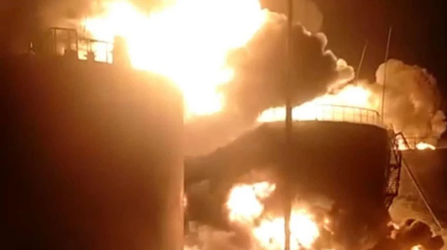 KLO показав, як потяг везе пальне для АЗС повз палаючу нафтобазу: Продовжуємо працювати  