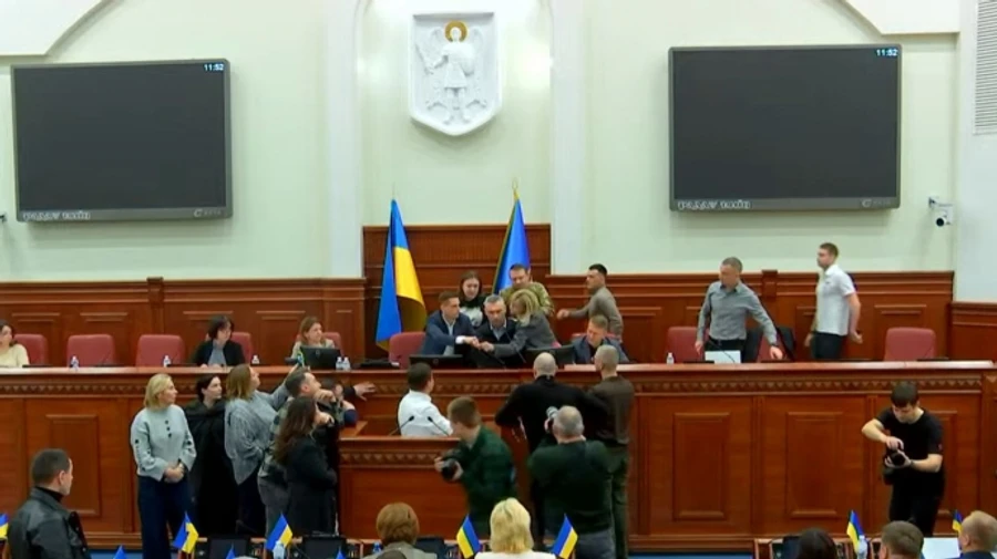 Депутати Київради блокували трибуну з вимогою відставки секретаря у справі Комарницького