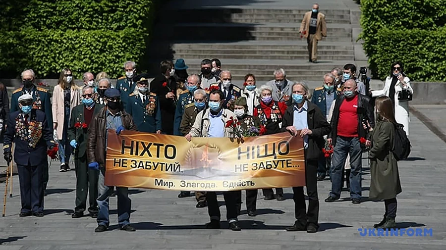 До Парку слави в Києві прийшли десятки людей, там проводять дезінфекцію
