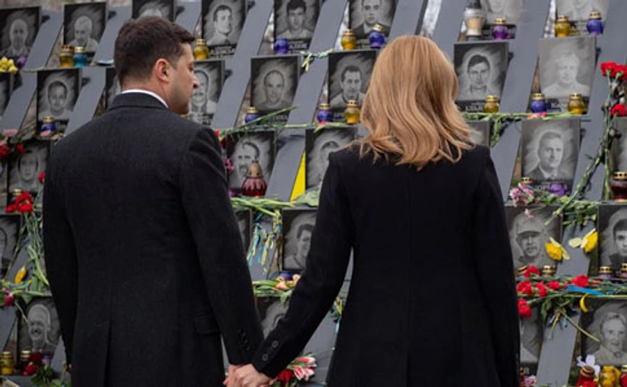 Зеленский с женой зажег лампадки в память о Небесной сотне
