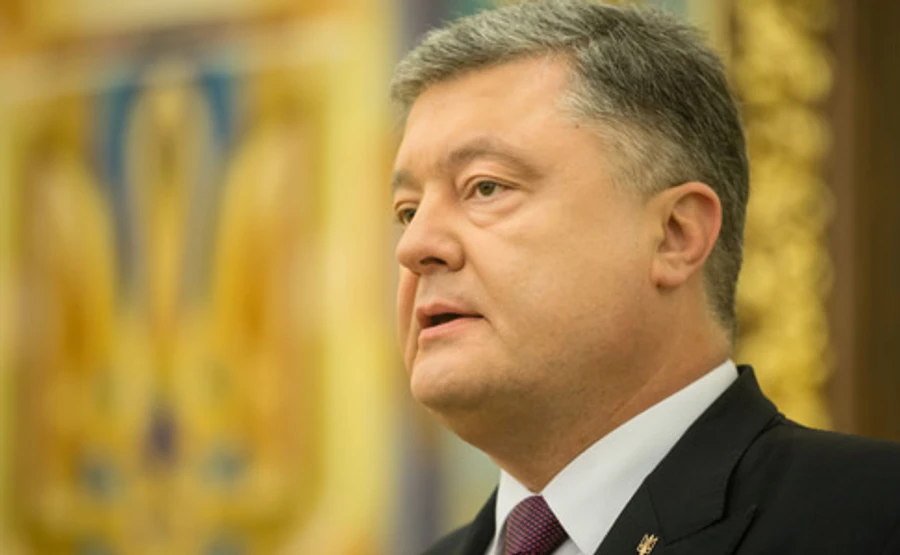 Порошенко просит СНБО остановить транспортное сообщение с ОРДЛО