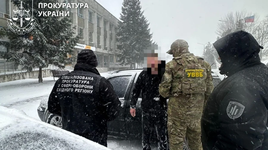 Трансфер за кордон за 12 тисяч доларів: затримали прикордонника