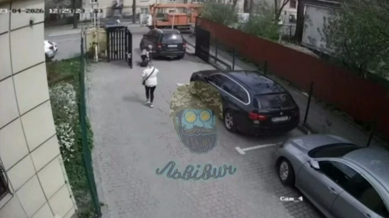 У Львові автомобіль ТЦК наїхав на жінку, яка перешкоджала проїзду: вона у лікарні