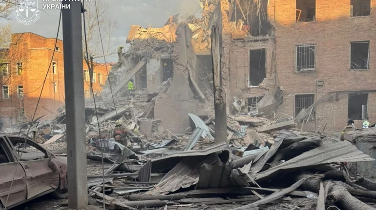 Десятигодинний обстріл Дніпра: двоє загиблих та 21 поранений, під завалами шукають людей