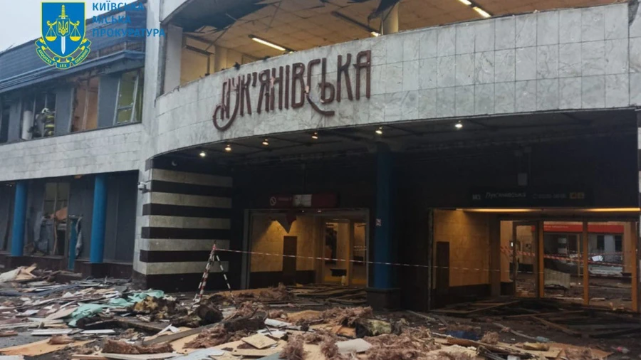 Киевпастранс прокомментировал установку стеклянной остановки на подвергающейся обстрелам Лукьяновке