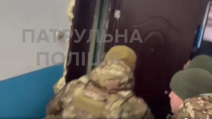 В Чернигове спецназовцы пришли в гости к мужчинам, которые запускали фейерверки