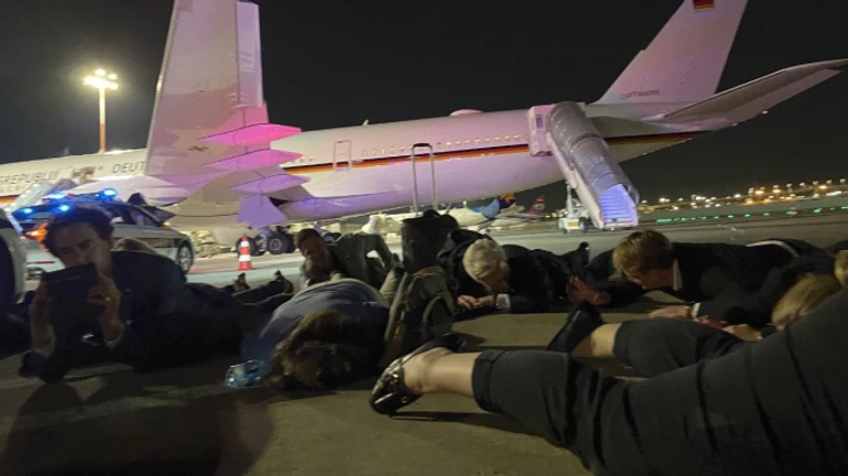 Шольц из-за воздушной тревоги в Израиле лег на землю и стал свидетелем взрывов