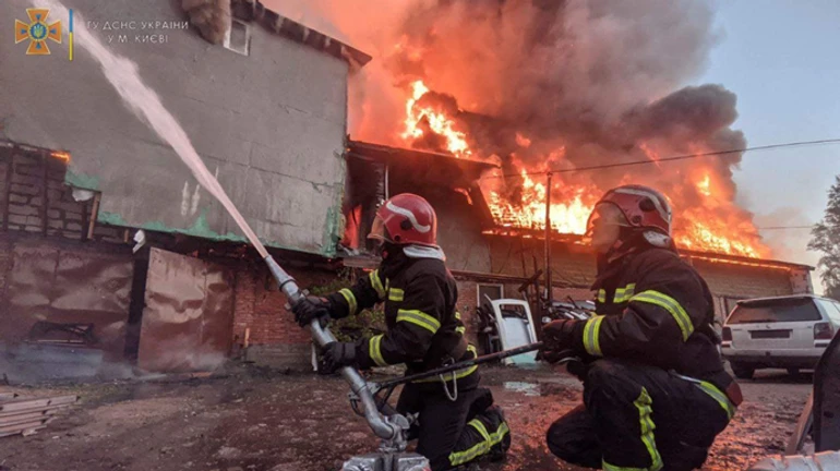 У Києві горів готель: евакуювали 98 людей 