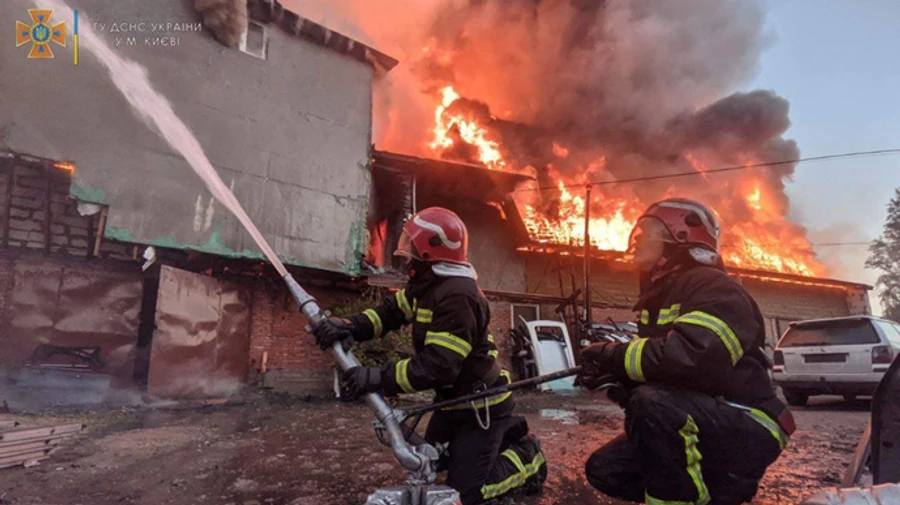 У Києві горів готель: евакуювали 98 людей