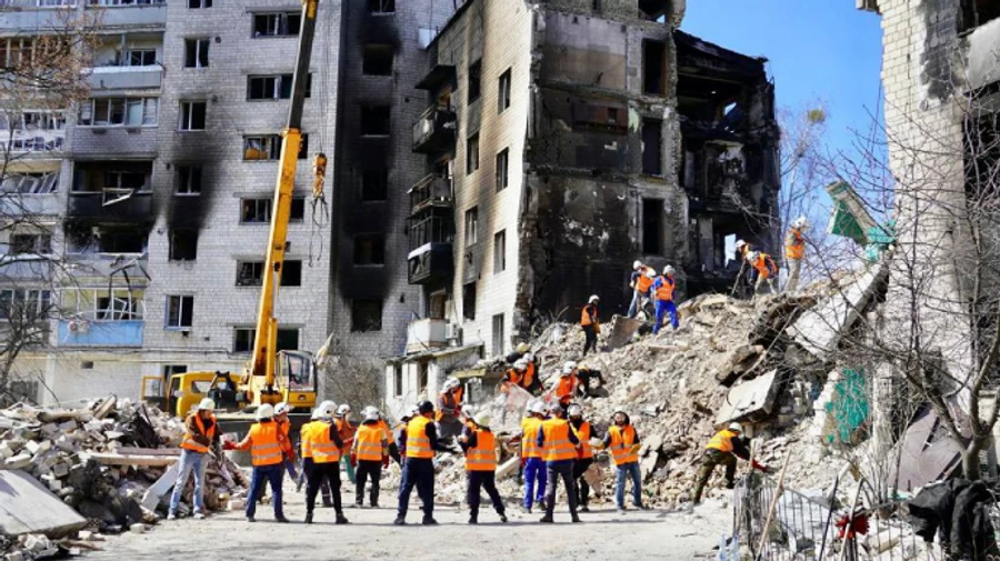 Київщина: у Бородянці почали діставати з-під завалів перших жертв