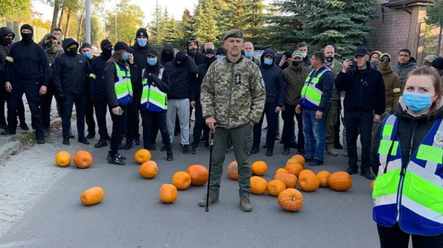 До будинку Порошенка принесли гарбузи, дві акції тривають