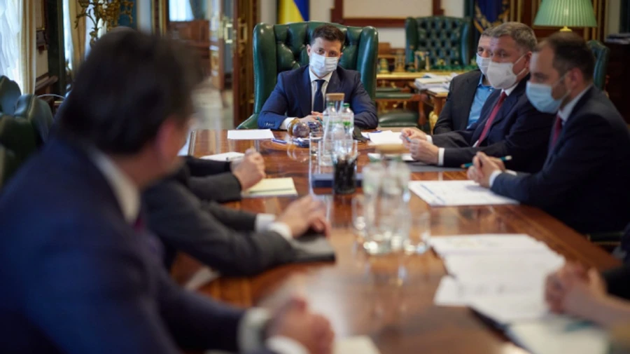 Зеленский поручил Кабмину остановить авиасообщение с Беларусью