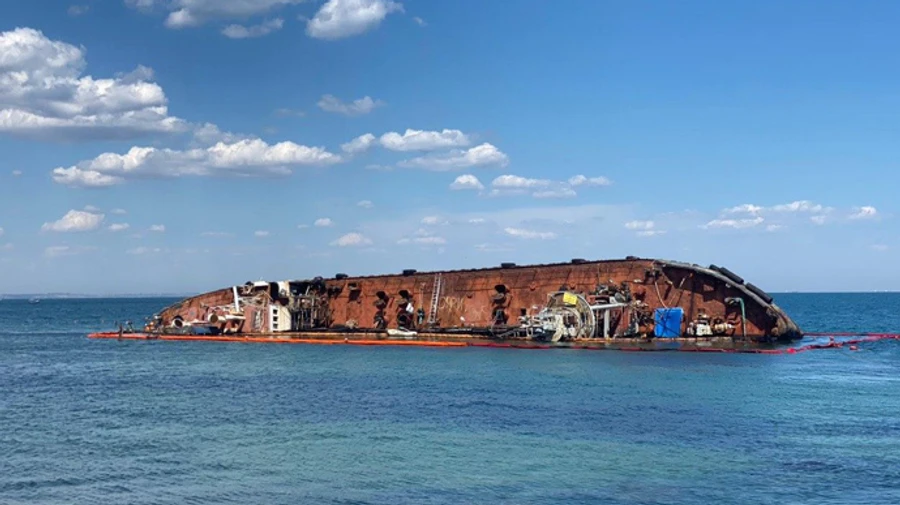 Із танкера Delfi знову потекли нафтопродукти