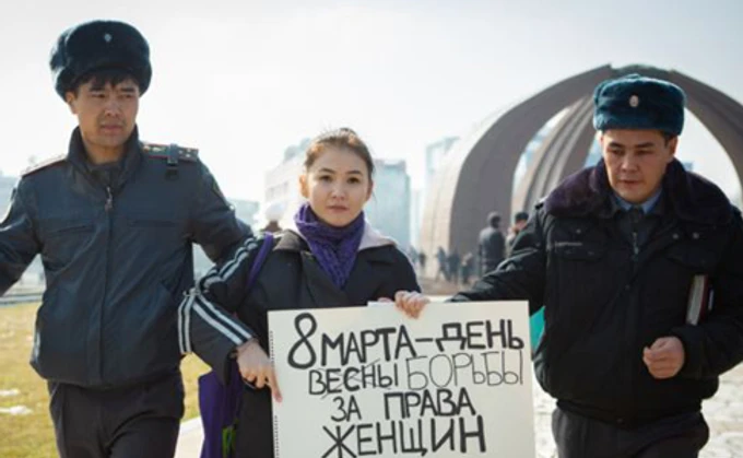 У Киргизстані учасників маршу за права жінок побили невідомі, а міліція - затримала