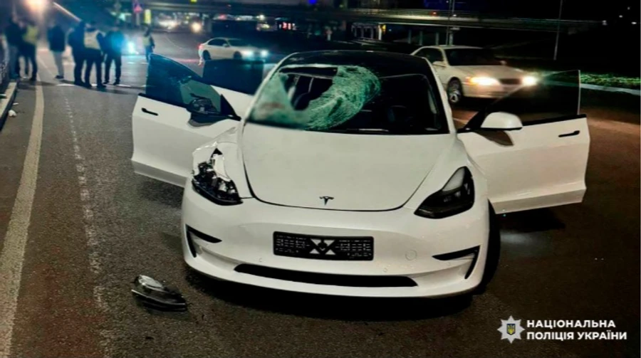 П’яний водій Tesla збив на смерть малолітню дівчину на переході у Києві