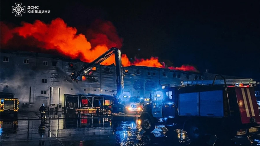 На Київщині через російську атаку загорілись склади: масштабну пожежу гасять уже понад 7 годин