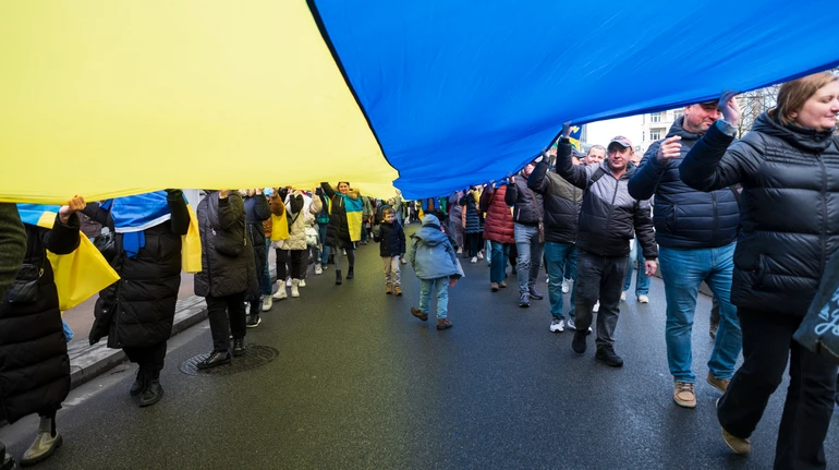 Опитування: Понад 60% українців вважають, що ті, хто незаконно виїхав, не мають права голосувати