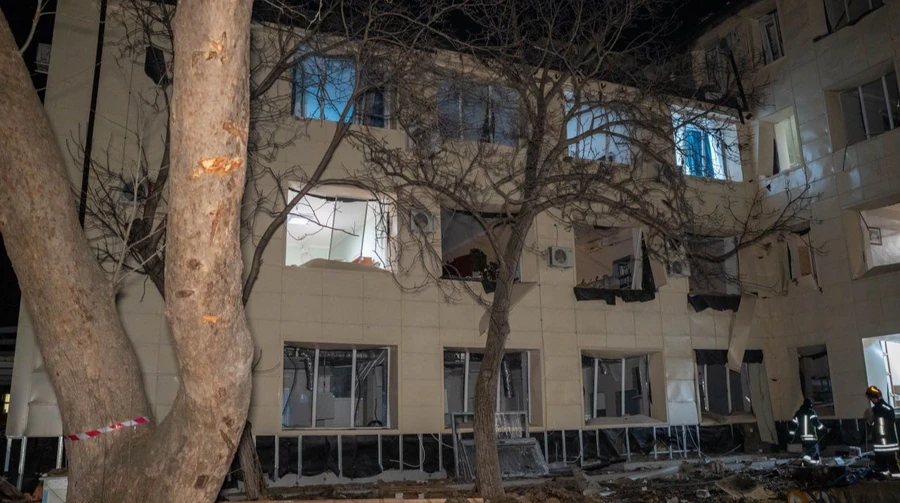 Doctor puts out fire on roof: maternity hospital burns in Odesa after Russian attack