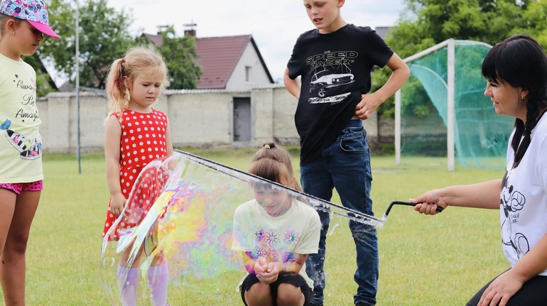 Не тільки валізи. Що діти привозять у табори під час війни