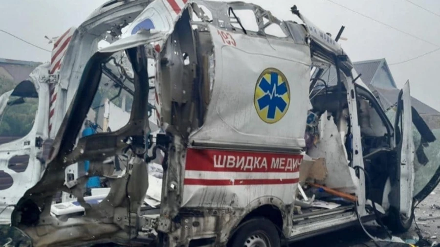 Оккупанты сбросили взрывчатку на скорую в Станиславе: машина уничтожена, медики чудом уцелели