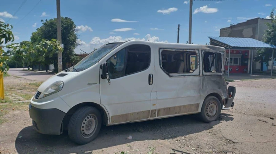 Russians attack civilian car with FPV drone in Kherson Oblast: 2 people injured – photos