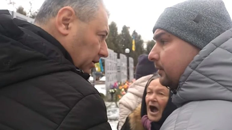 На Сумщине мэр города и начальник РВА устроили драку из-за вазонов для цветов