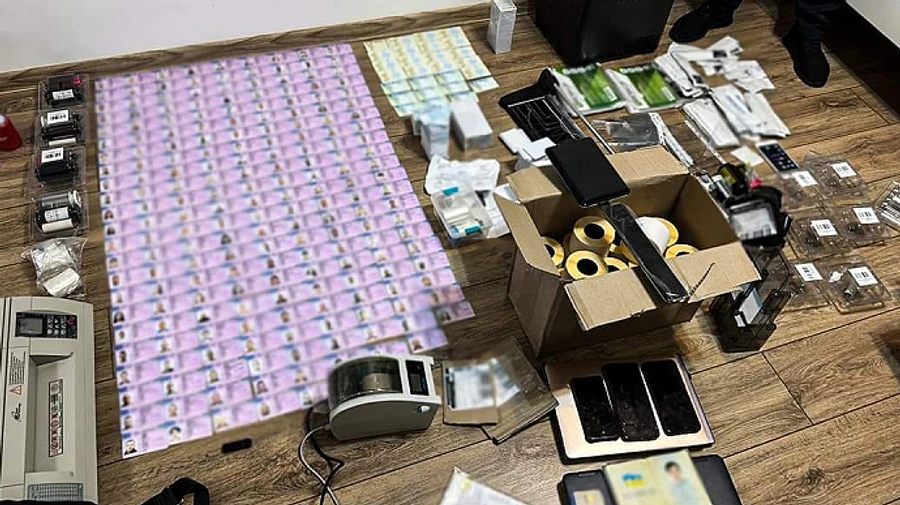 Силовики ліквідували масштабну схему друку липових паспортів і прав водія