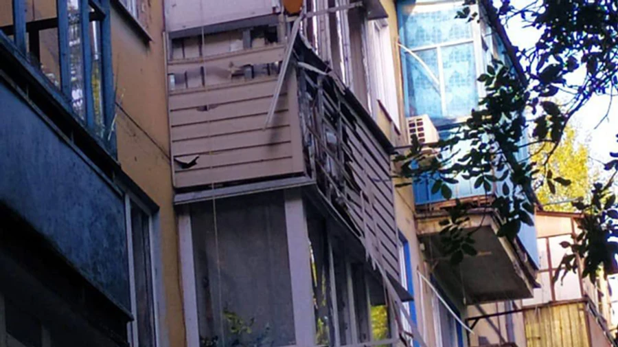 Russian missile destroys an entire entrance in Kryvyi Rih; 2 people killed