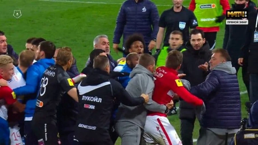 На грі прем'єр-ліги РФ футболісти влаштували бійку на полі стінка на стінку