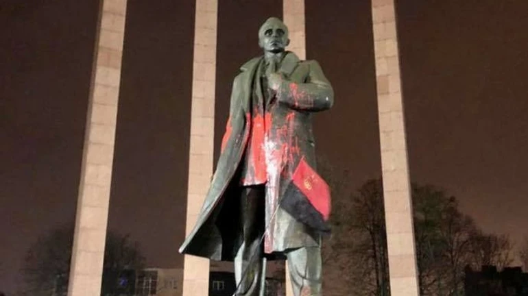 Памятник Бандере в центре Львова облили красной краской