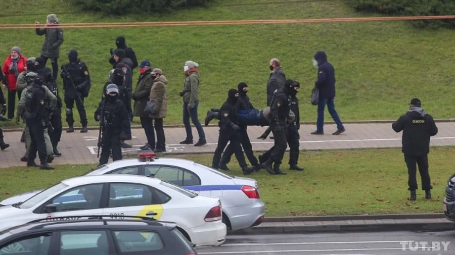 У Мінську знову акція протесту і затримання, лунають вибухи