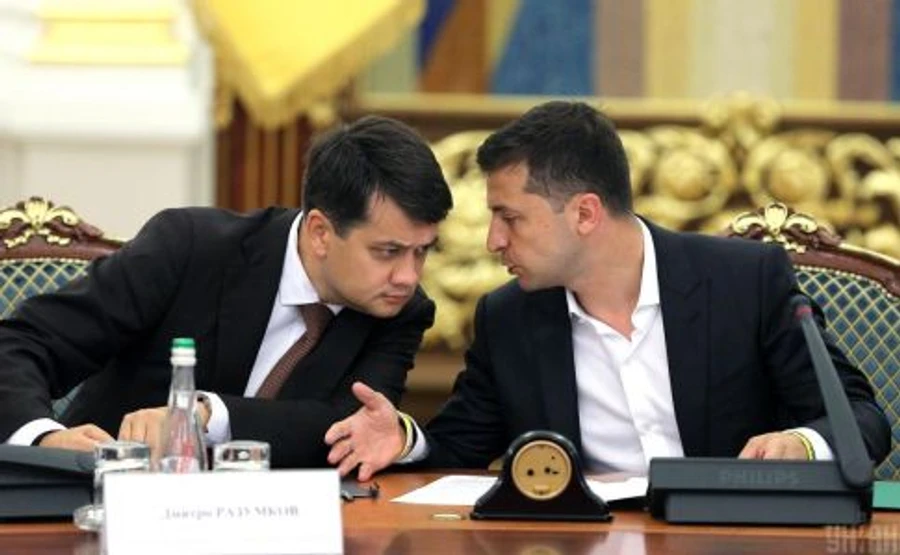 Зеленський вмовляє слуг народу на фракції підтримати ринок землі