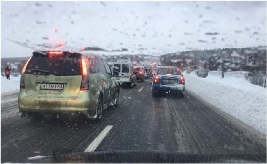 На Одесской трассе около 800 фур застряли из-за непогоды