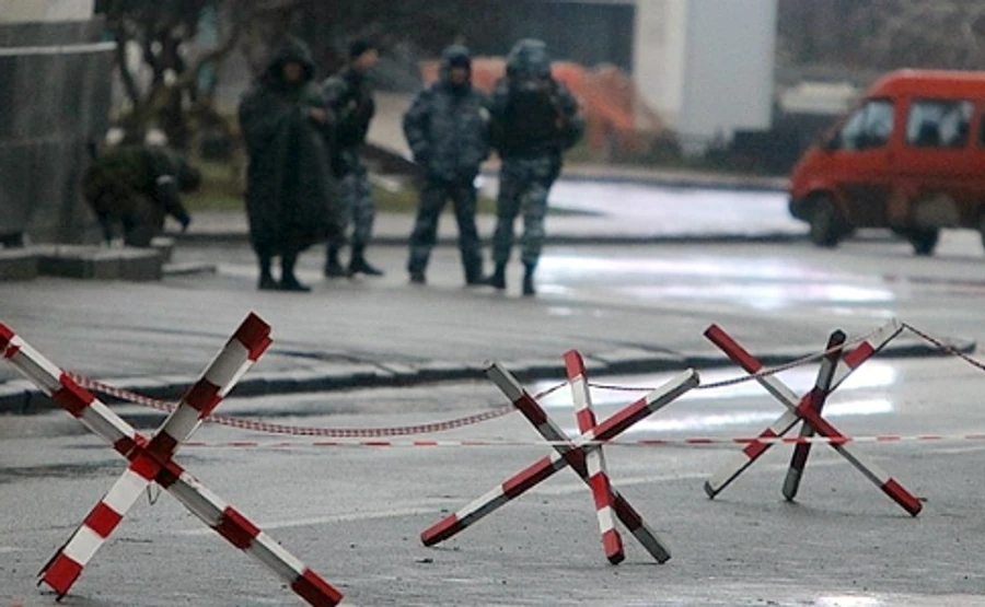 ЗМІ: З Луганська виїжджають люди, центр в оточенні бойовиків