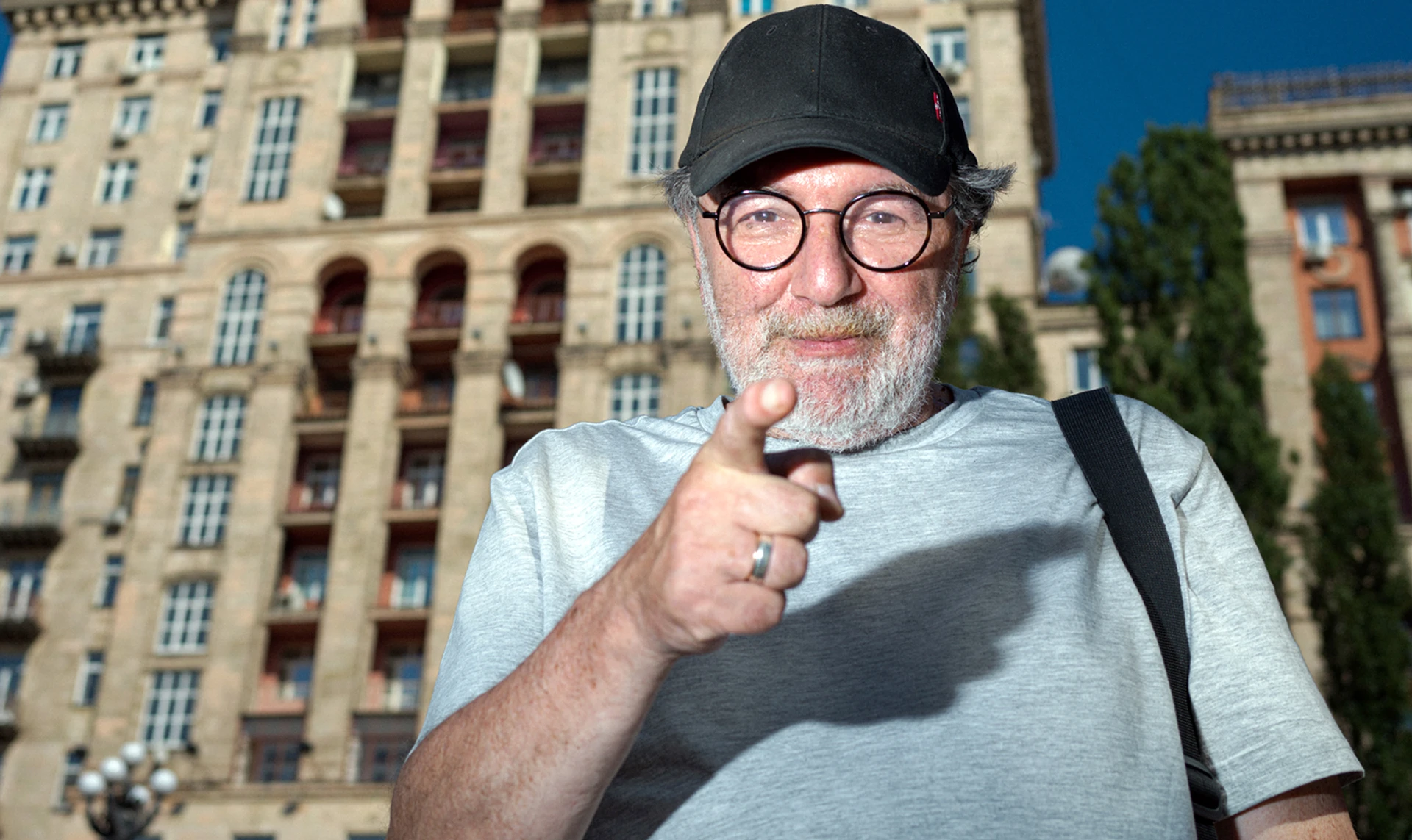 Борю, діамантова каблучка впала в унітаз. Про що мовчить будинок із зіркою на Хрещатику