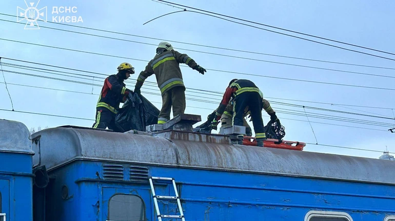 У Києві підлітки вилізли на дах потяга: один загинув, двоє отримали опіки
