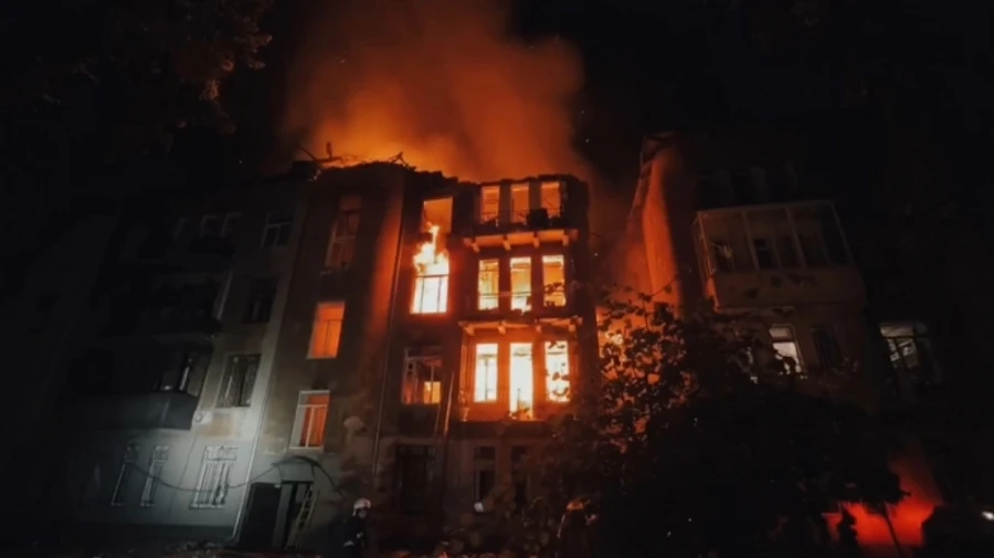 Из-за атаки дронов в Одессе сгорел дом, под завалами могут быть люди