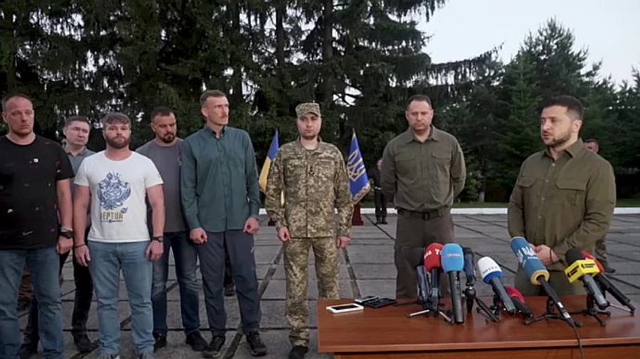 Им пора быть дома: Зеленский и командиры защитников Азовстали приехали во Львов