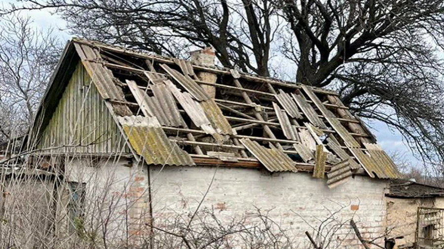 Russia fires about 100 shells in Nikopol district in a day: dozens of houses damaged