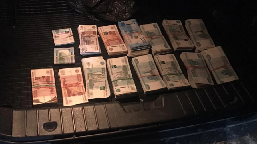 На КПВВ на Донбассе задержали курьера с почти 2 миллионами российских рублей