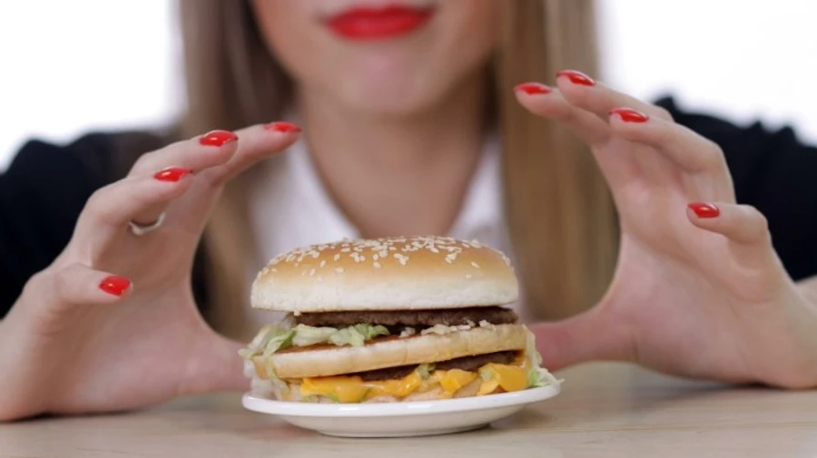 Борьба с Covid-19: в Британии собираются ограничить рекламу фастфуда